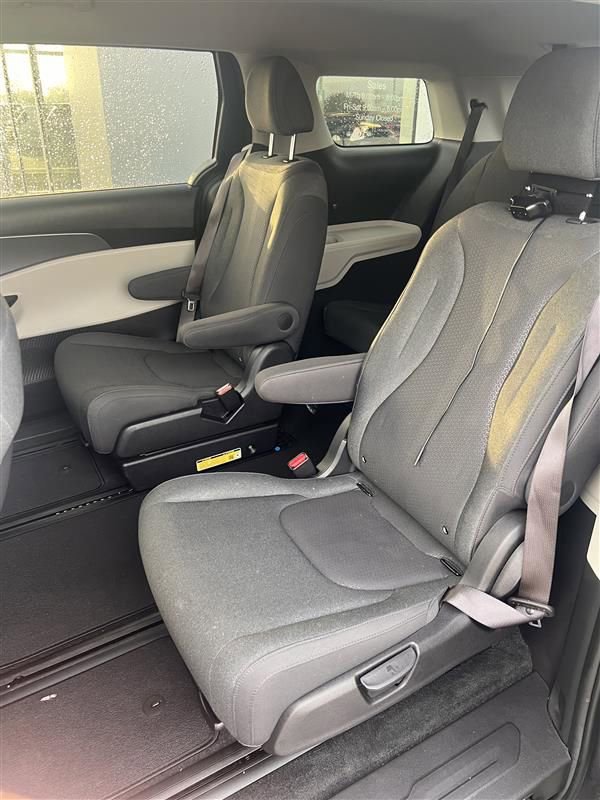 Used 2024 Kia Carnival LX image 5