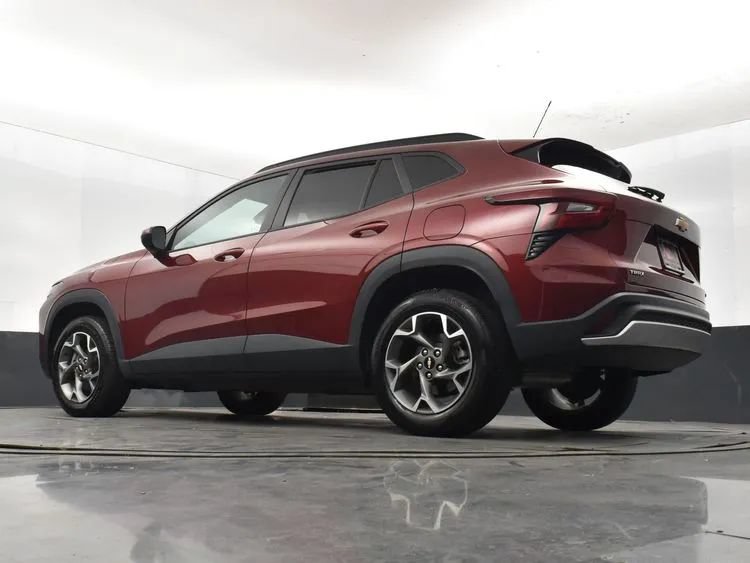 Used 2025 Chevrolet Trax LT FWD image 12