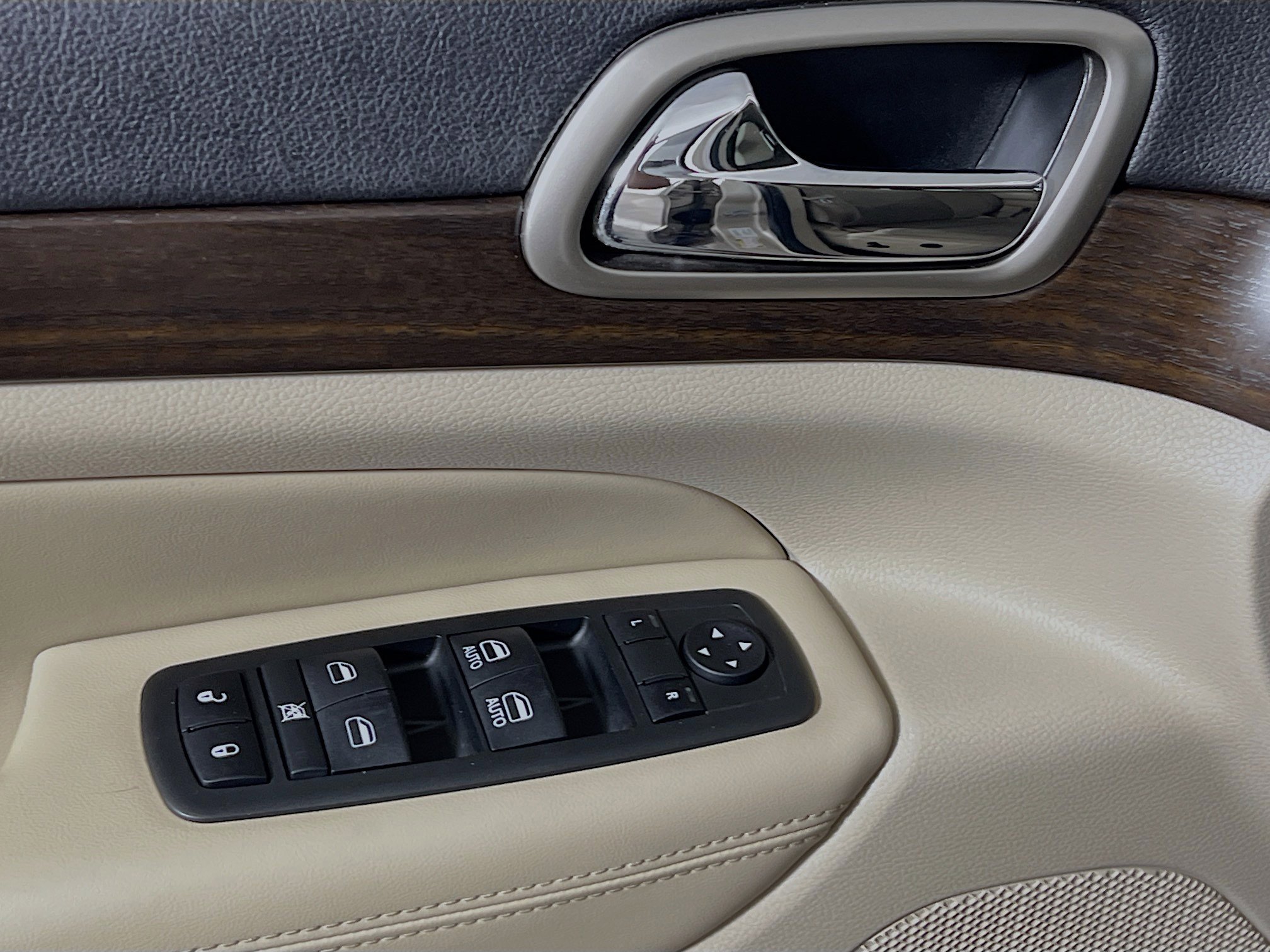 Used 2014 Jeep Grand Cherokee Laredo w/ 18" Wheel & 8.4" Radio Group image 17