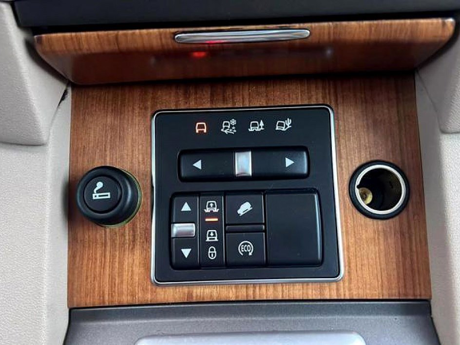 Used 2016 Land Rover LR4 HSE image 32