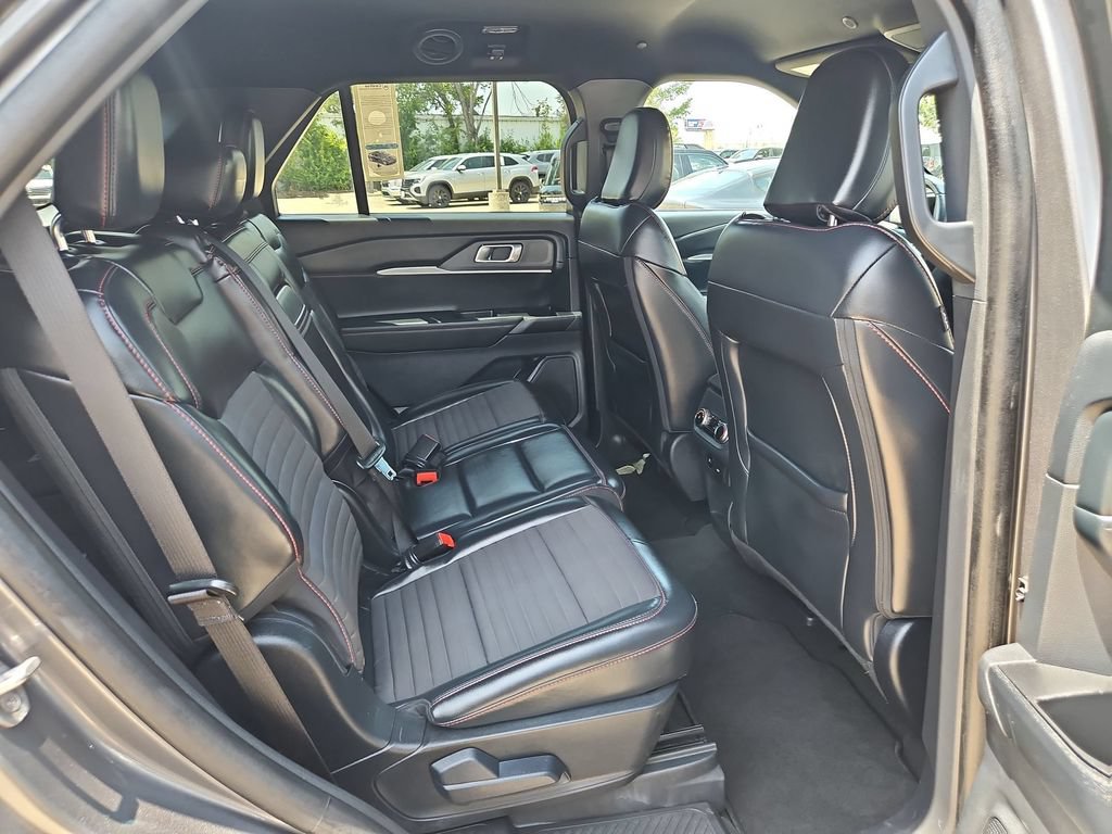 Used 2025 Ford Explorer ST-Line w/ ST-Line Street Pack AWD/4WD image 30