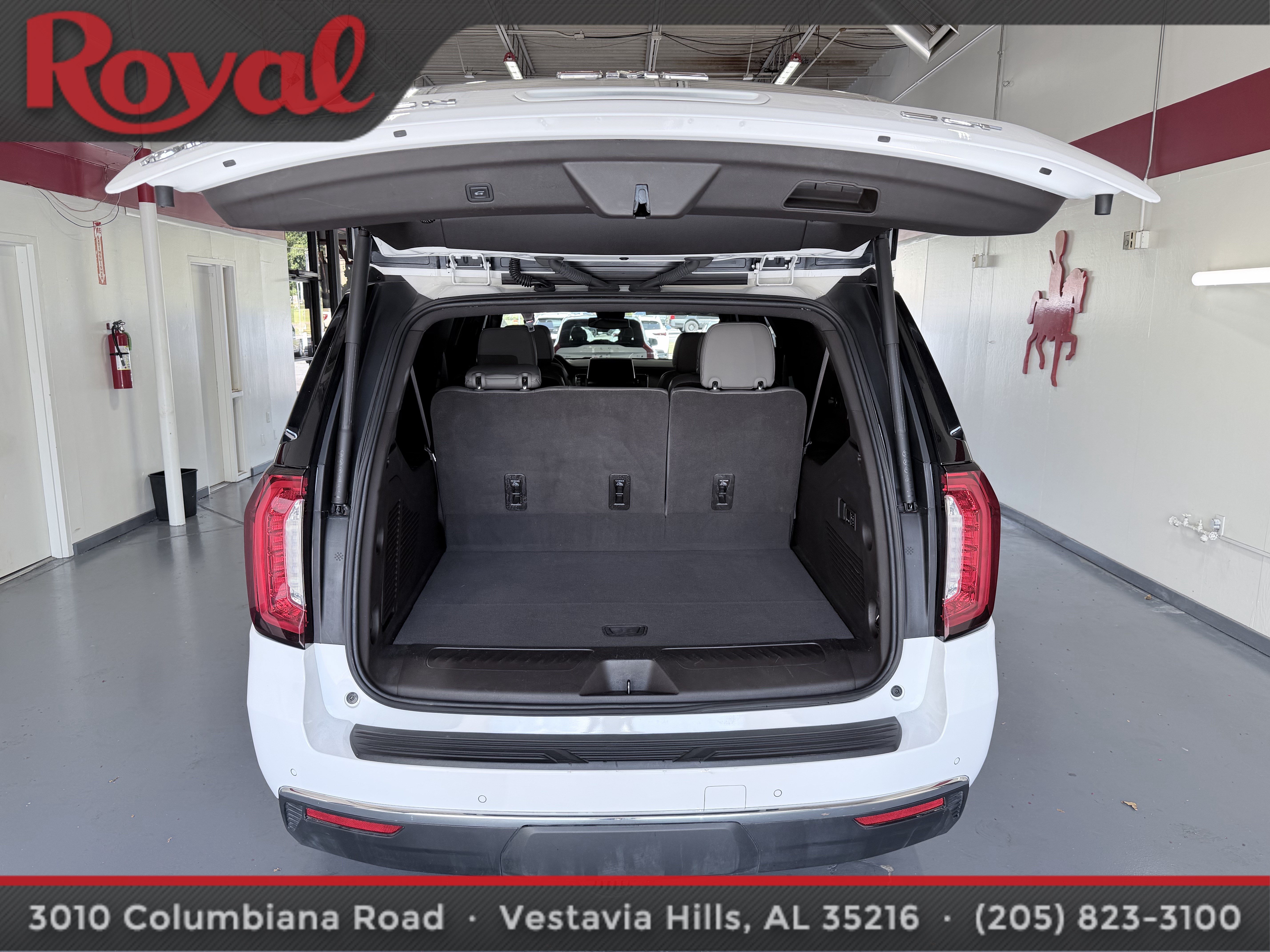 Used 2024 GMC Yukon XL SLT w/ SLT Luxury Package RWD image 18