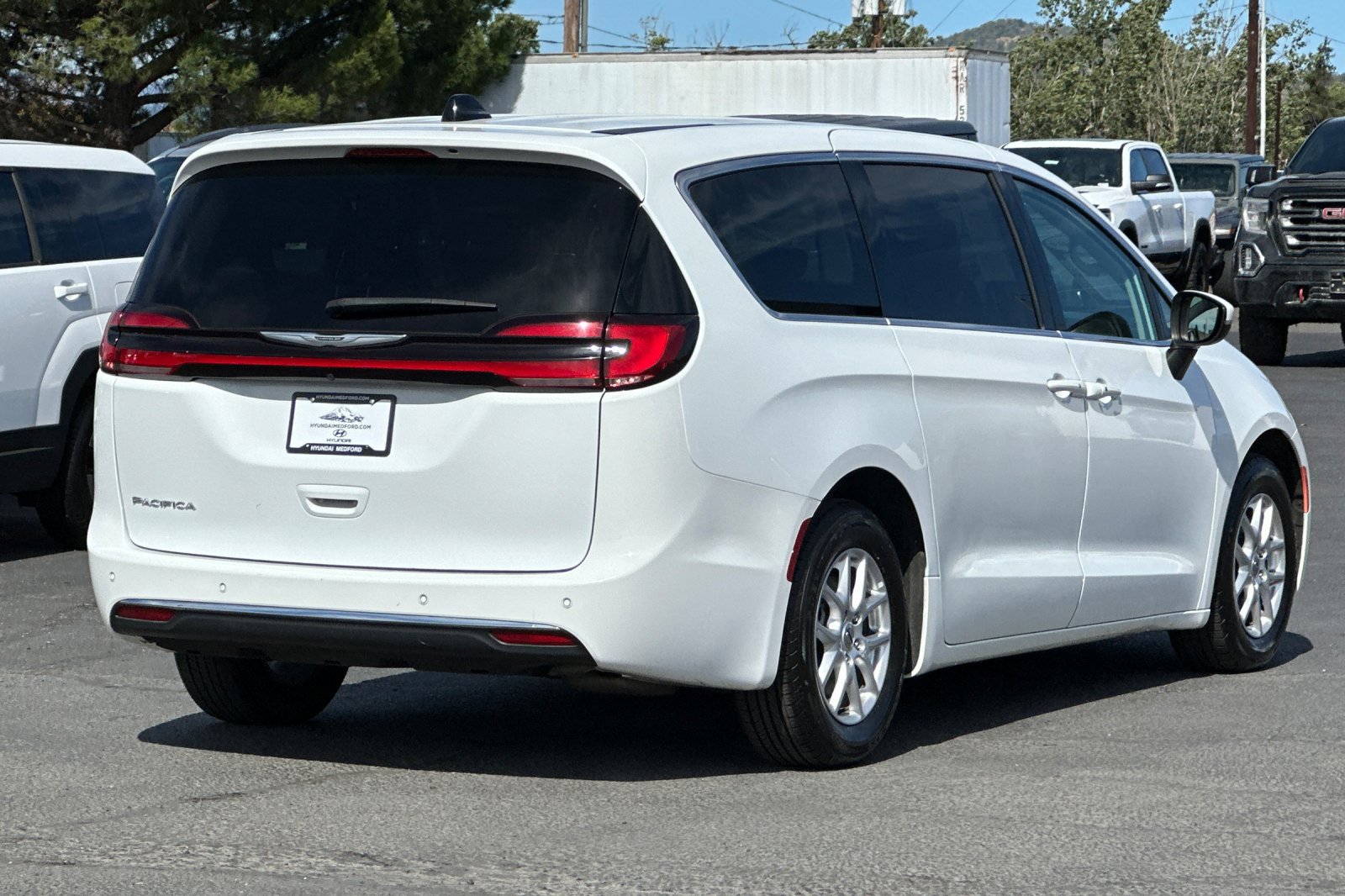 Used 2023 Chrysler Pacifica Touring-L FWD image 4