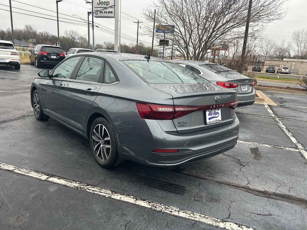 Used 2025 Volkswagen Jetta SE image 3