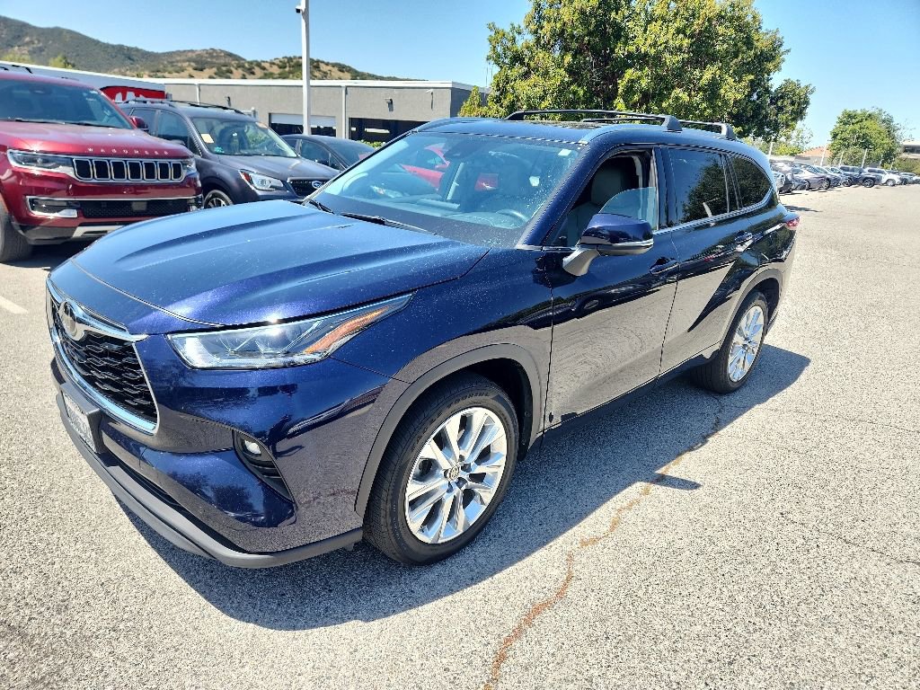 Used 2022 Toyota Highlander Limited FWD image 1