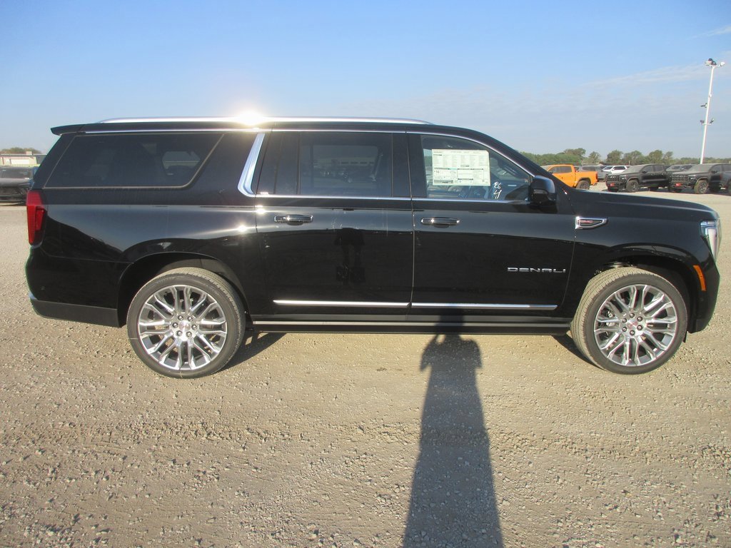New 2026 GMC Yukon XL Denali w/ Denali Reserve Package image 3