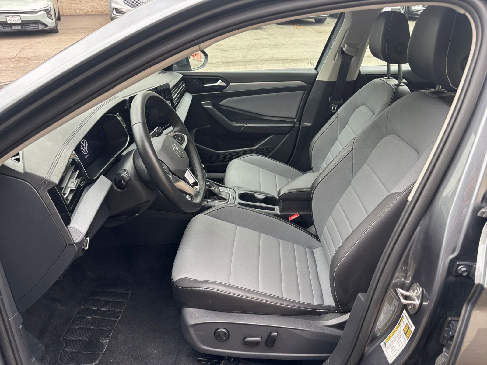 Used 2025 Volkswagen Jetta SE image 37