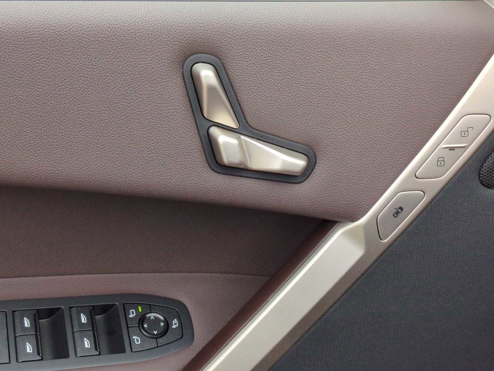 Used 2025 BMW iX xDrive50 image 17