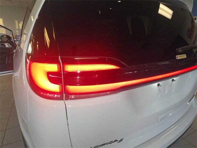 Used 2024 Chrysler Pacifica Limited w/ S Appearance Package image 30