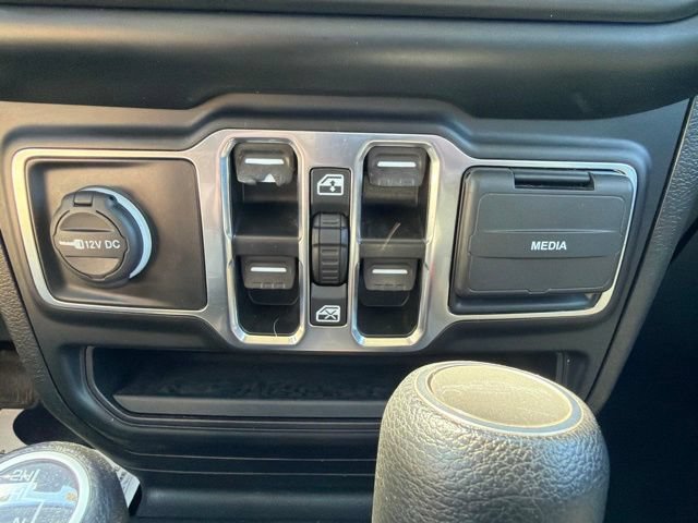Used 2022 Jeep Gladiator Overland w/ LED Lighting Group AWD/4WD image 27