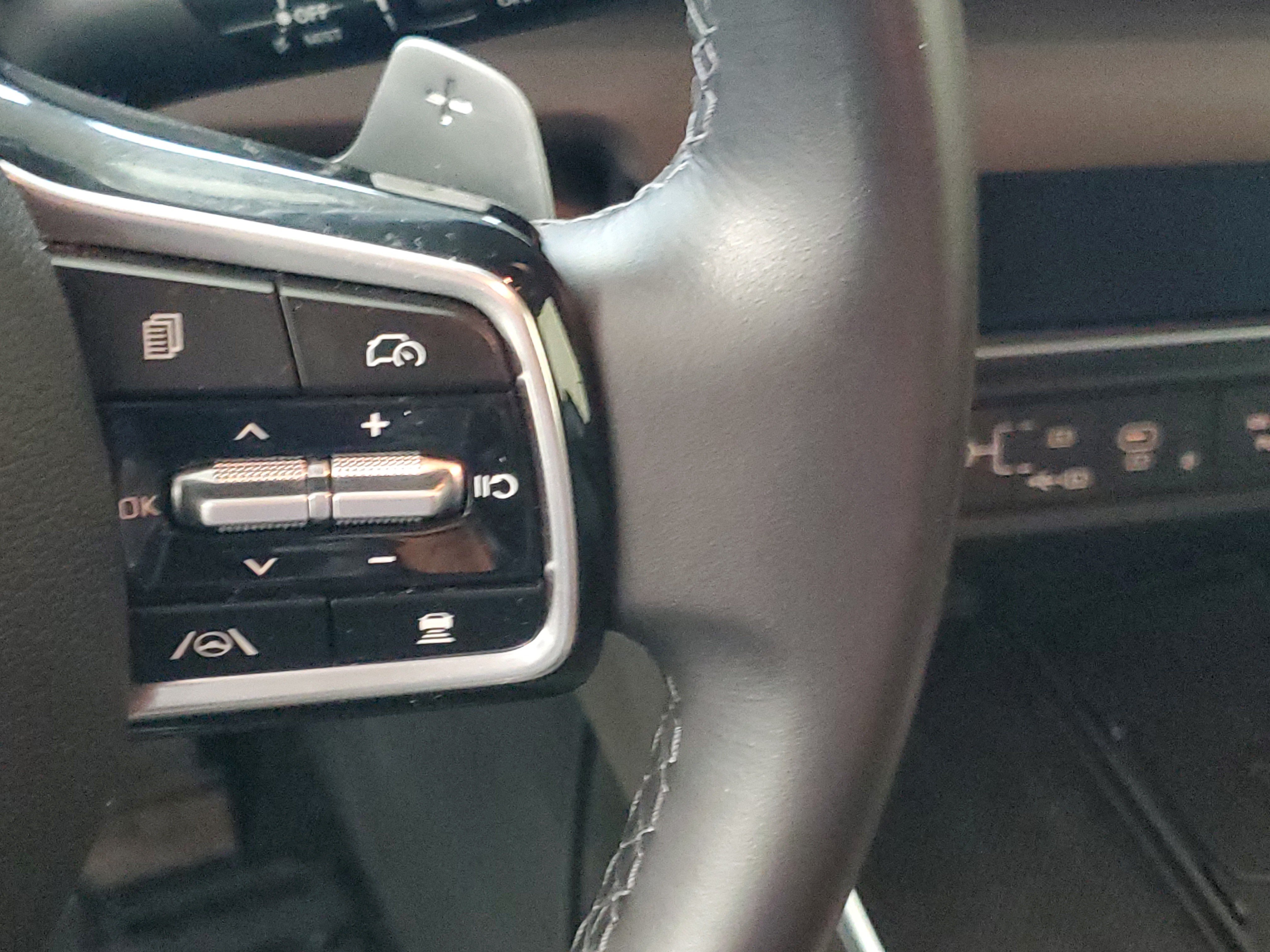 Used 2025 Kia Carnival EX FWD image 26