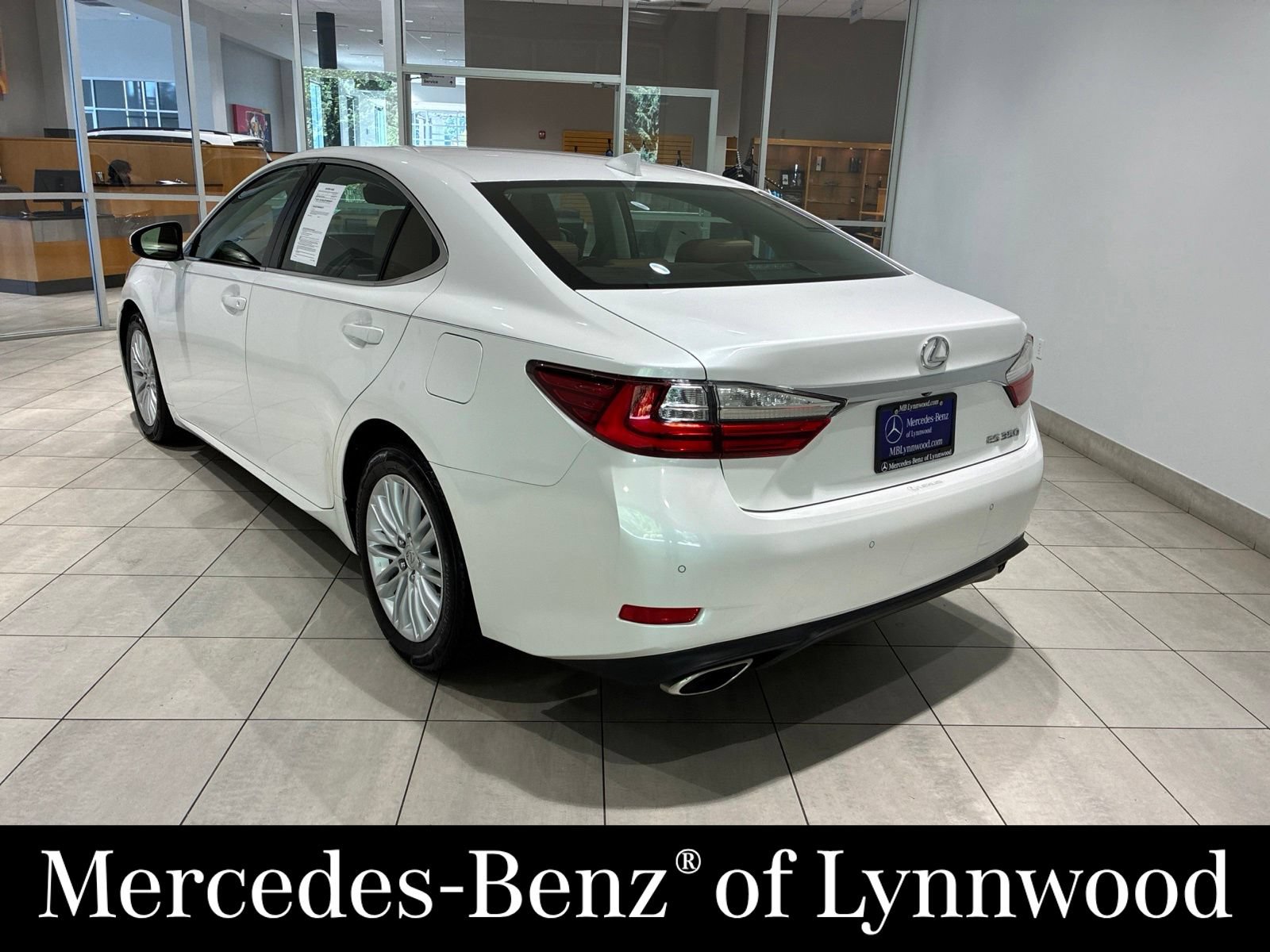 Used 2017 Lexus ES 350 w/ Premium Package FWD image 4