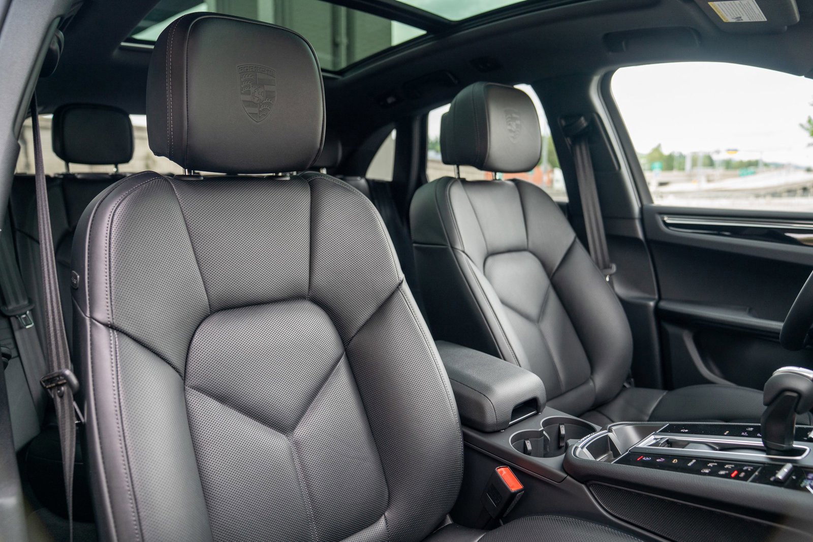 Certified 2025 Porsche Macan AWD/4WD image 23