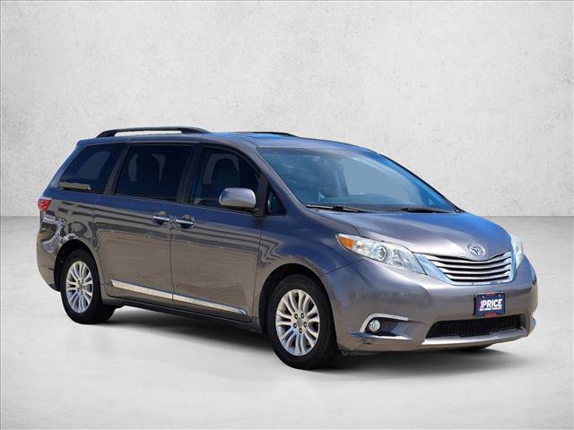 Used 2017 Toyota Sienna XLE Premium image 3