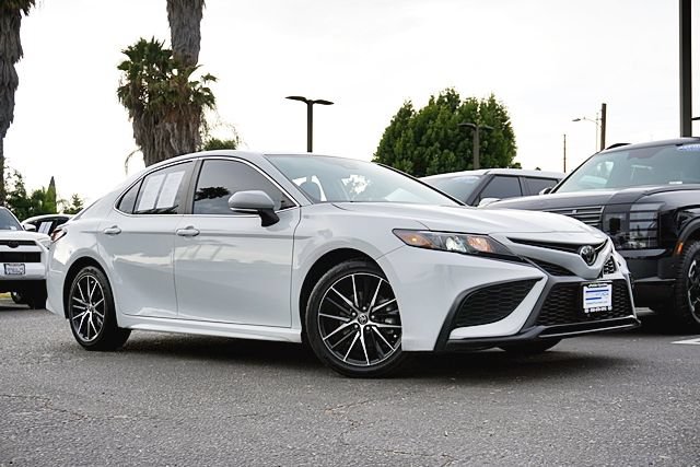 Used 2023 Toyota Camry SE FWD image 2