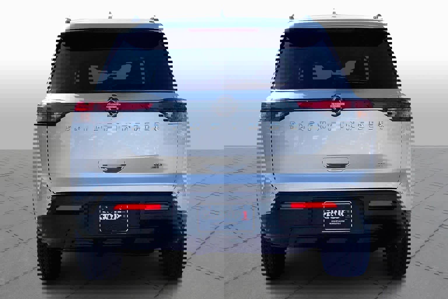 Used 2025 Nissan Pathfinder SV image 5