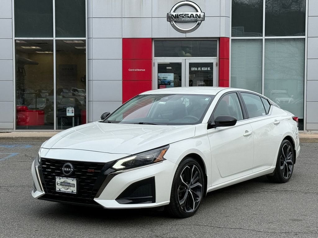 Used 2024 Nissan Altima 2.5 SR image 1