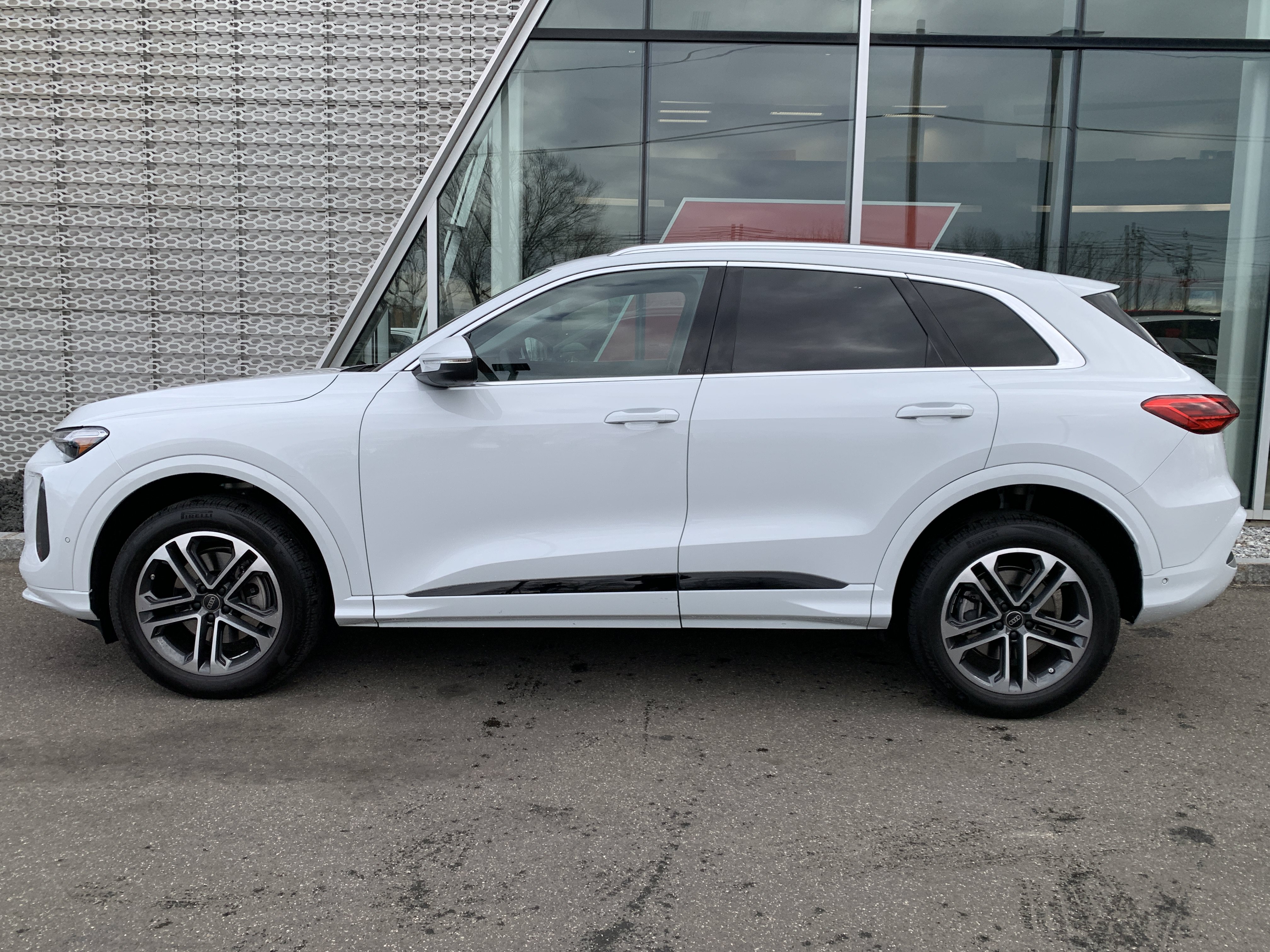 Certified 2025 Audi Q5 Premium w/ Premium Plus AWD/4WD image 2