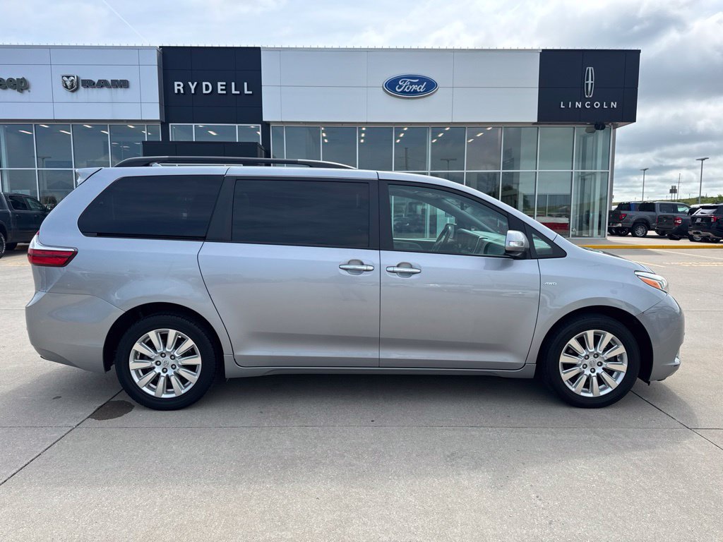 Used 2017 Toyota Sienna Limited AWD/4WD image 2