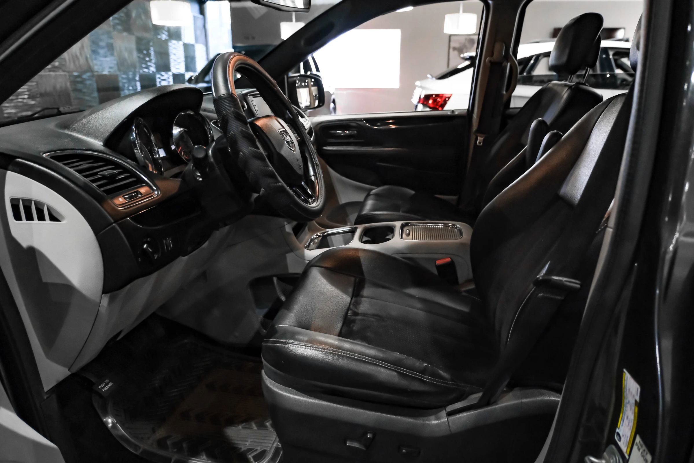 Used 2018 Dodge Grand Caravan SXT FWD image 4