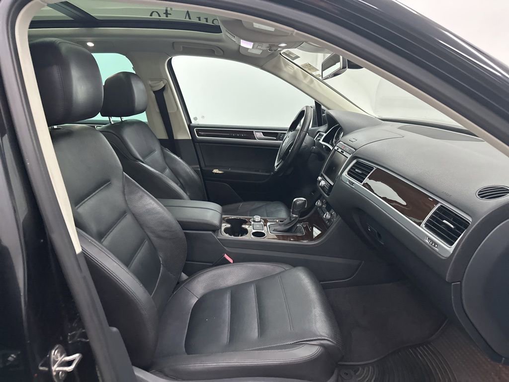 Used 2016 Volkswagen Touareg TDI image 29