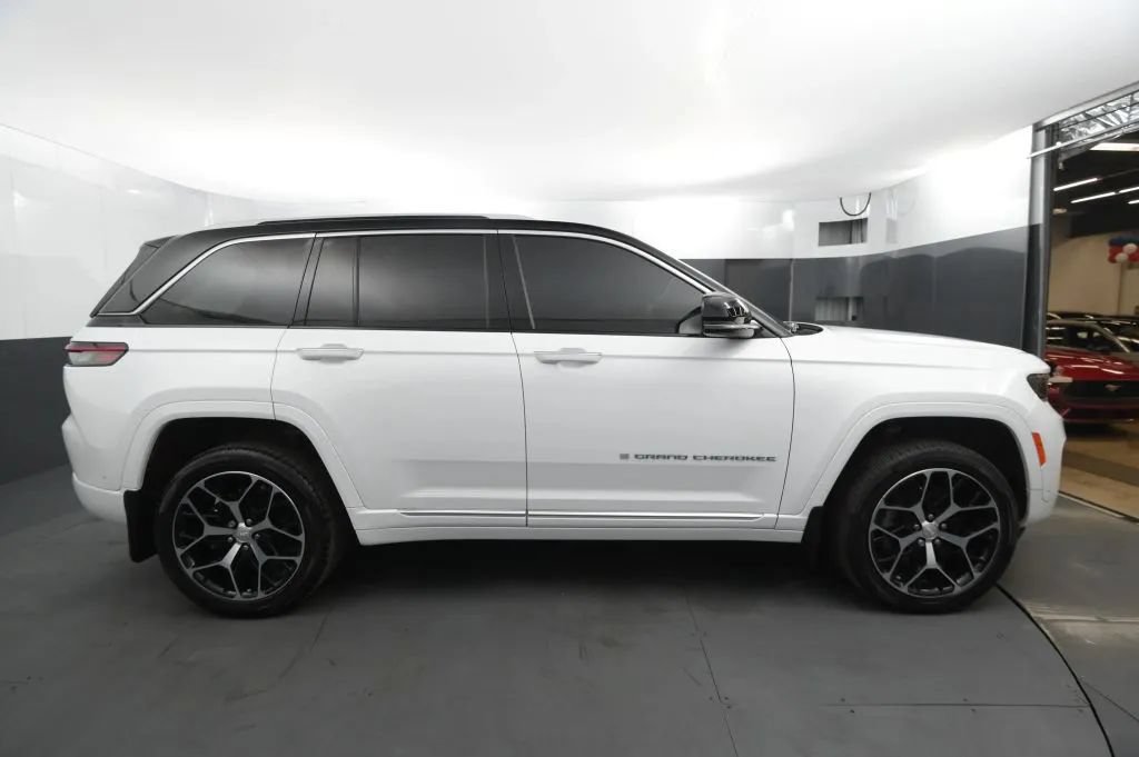 Used 2022 Jeep Grand Cherokee Summit AWD/4WD image 6