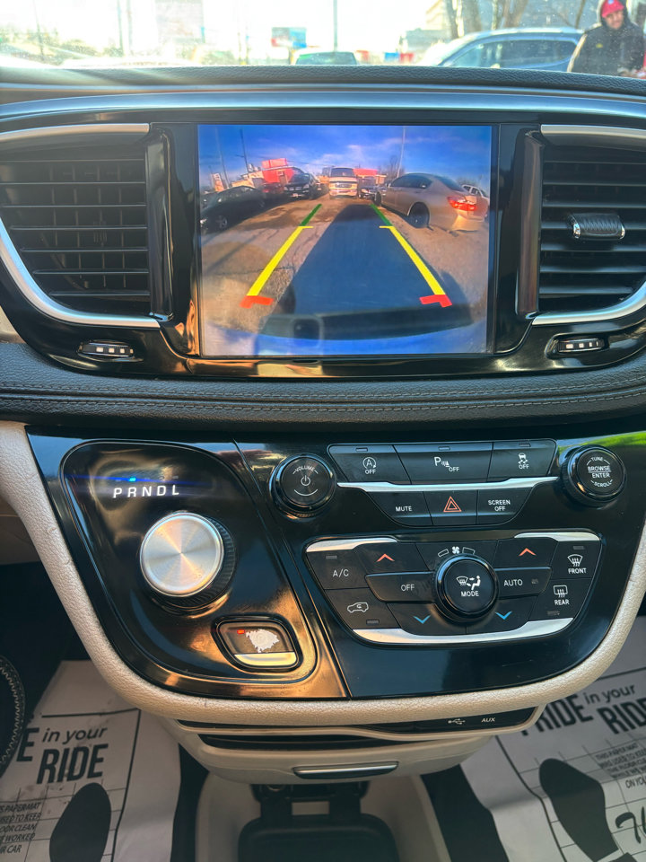 Used 2018 Chrysler Pacifica Limited image 16