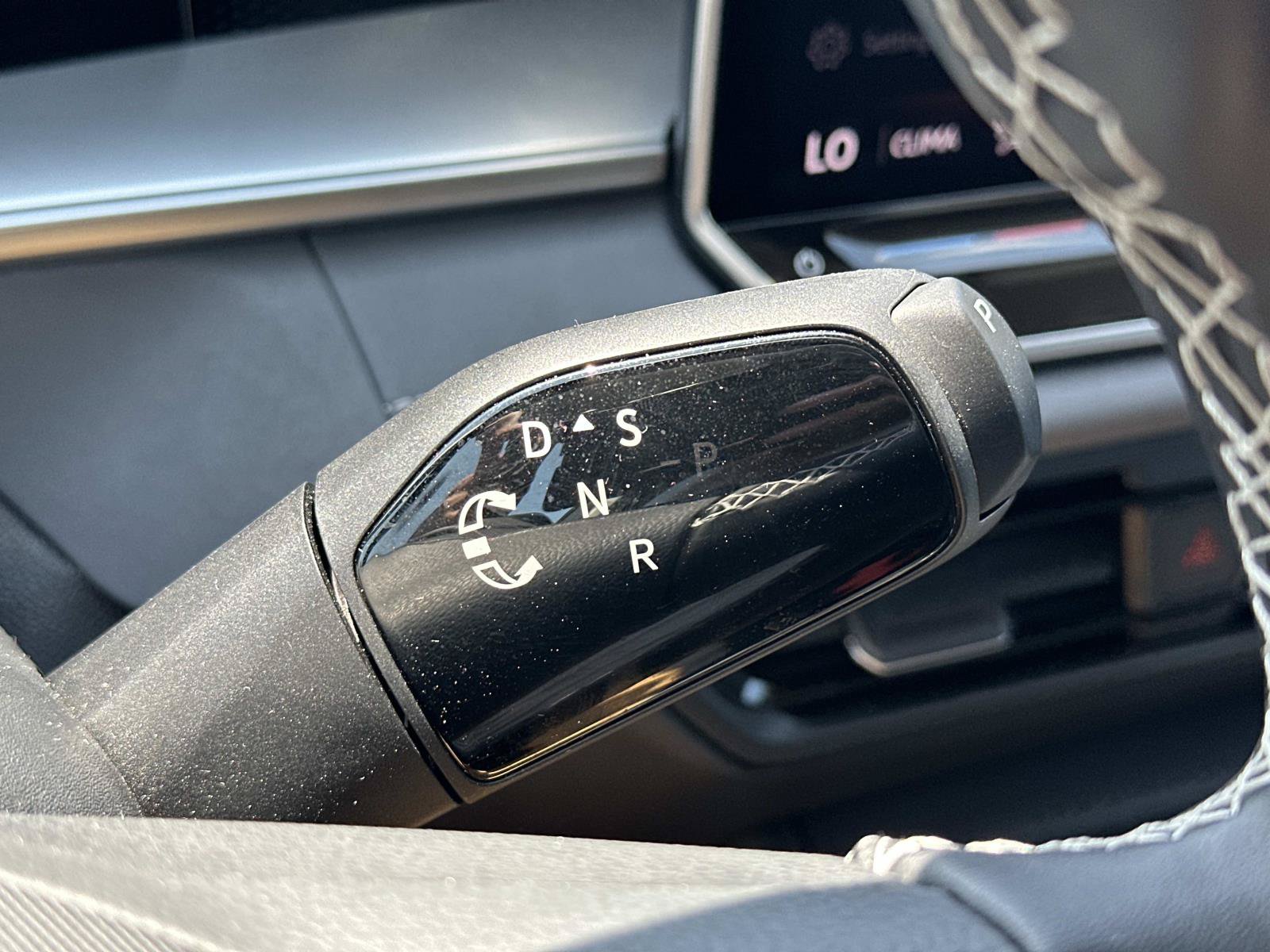 Used 2025 Volkswagen Tiguan SE AWD/4WD image 23