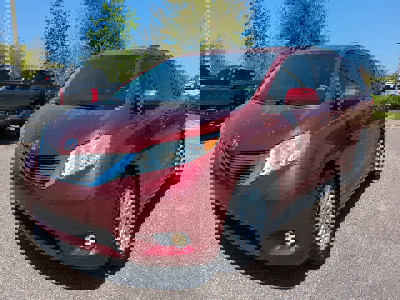 Used 2014 Toyota Sienna XLE image 2