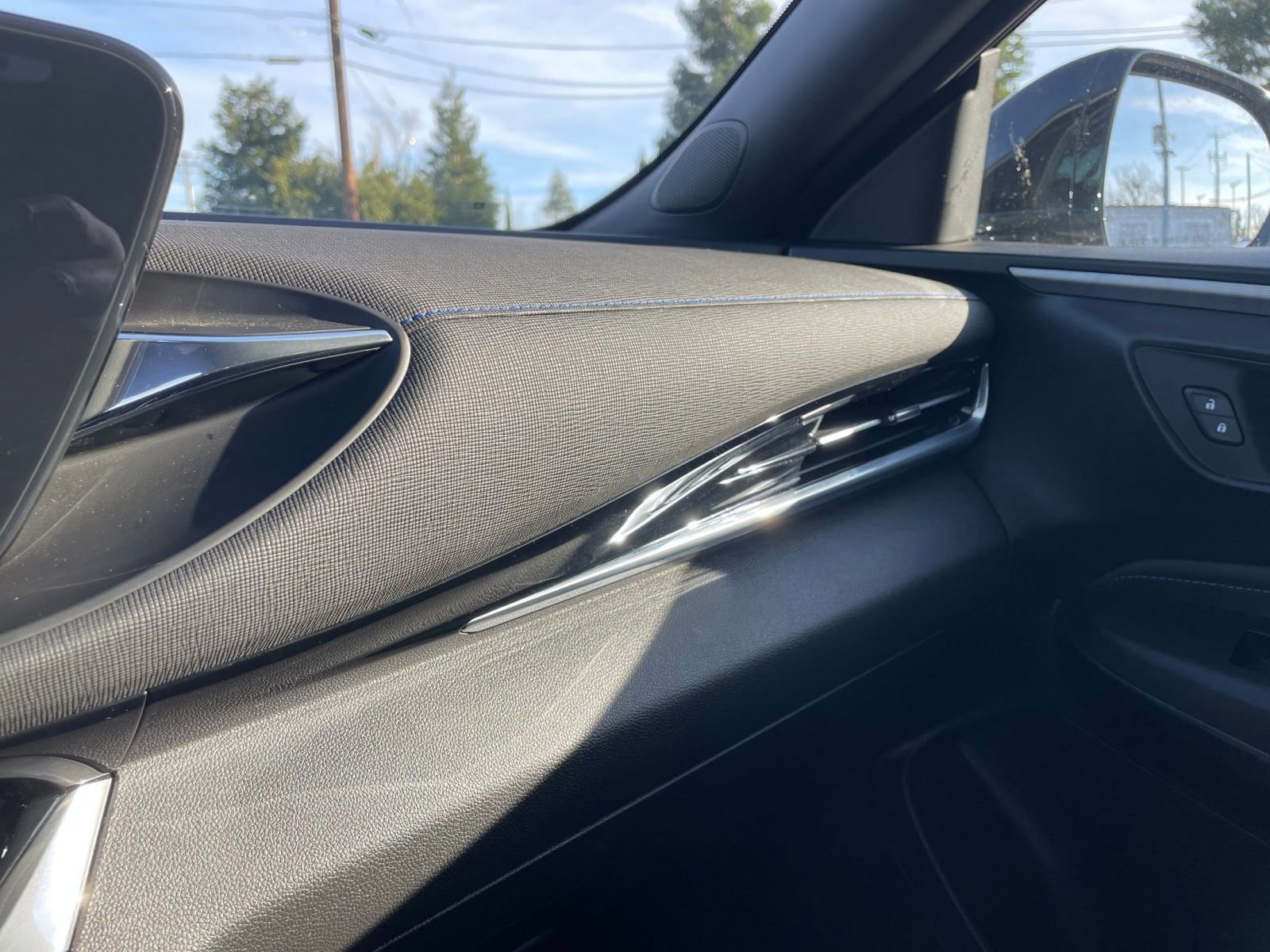 Used 2025 Buick Envista Sport Touring image 35