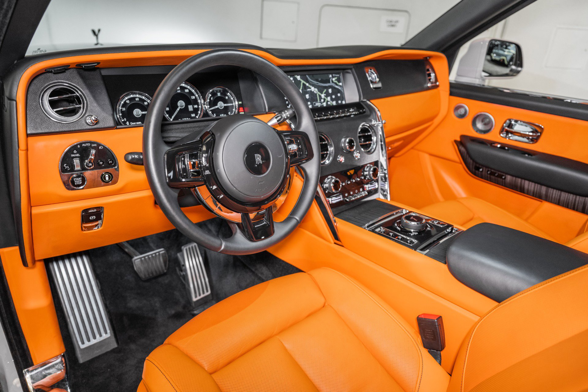 Used 2022 Rolls-Royce Cullinan w/ Dark Exterior Package image 17