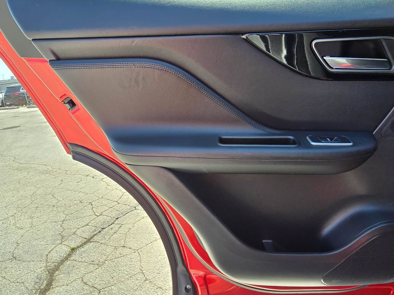 Used 2019 Jaguar F-PACE Premium image 32