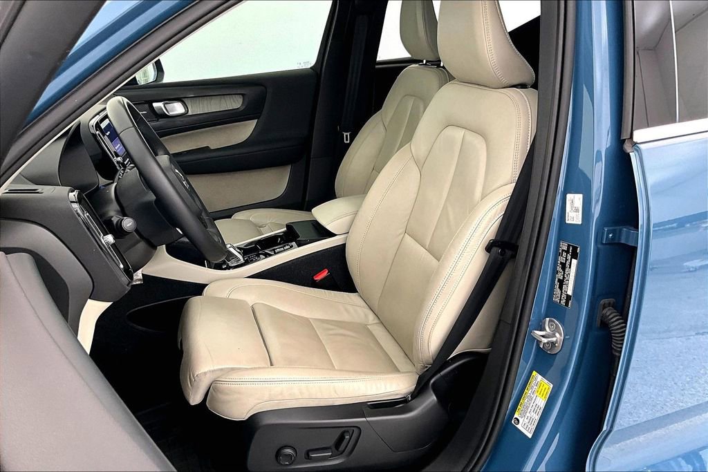 Used 2023 Volvo XC40 B5 Ultimate w/ Protection Package Premier image 34
