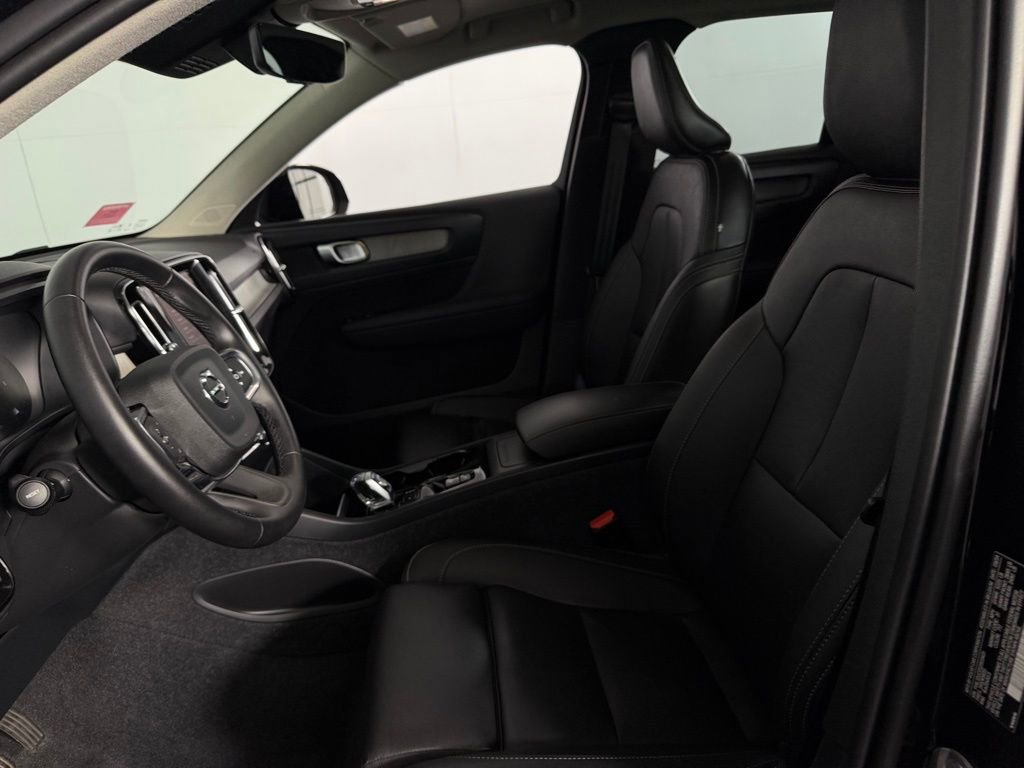 Used 2025 Volvo XC40 B5 Plus image 22