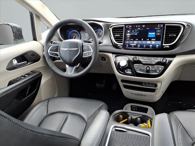 Used 2024 Chrysler Pacifica Touring-L image 11