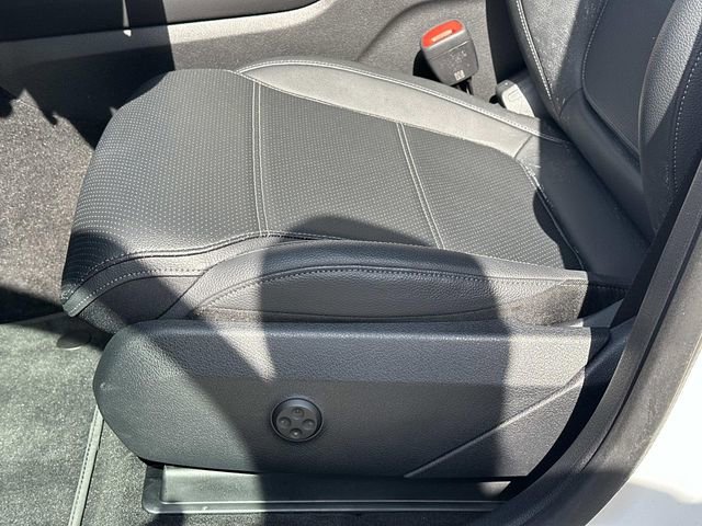 Used 2025 Mercedes-Benz GLC 300 4MATIC image 16