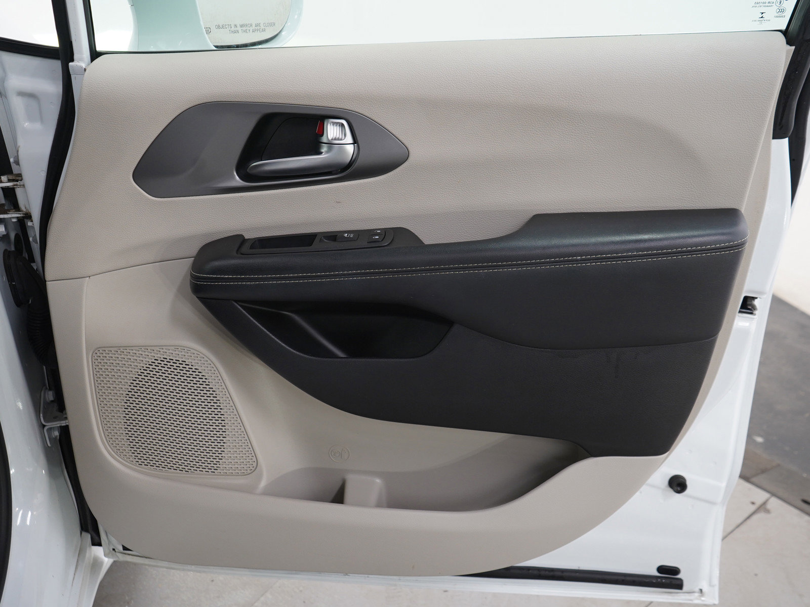 Used 2022 Chrysler Pacifica Touring-L w/ Uconnect Theater Family Group FWD image 12