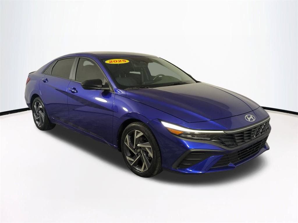 Used 2025 Hyundai Elantra Sport FWD image 2