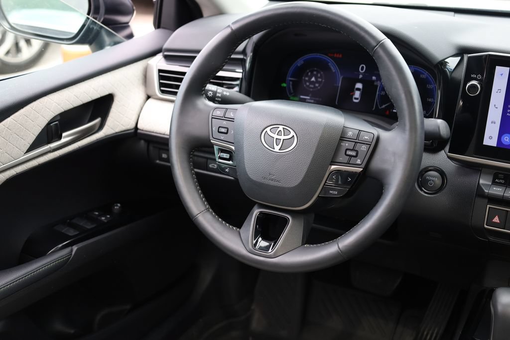 Used 2025 Toyota Camry XLE AWD/4WD image 25