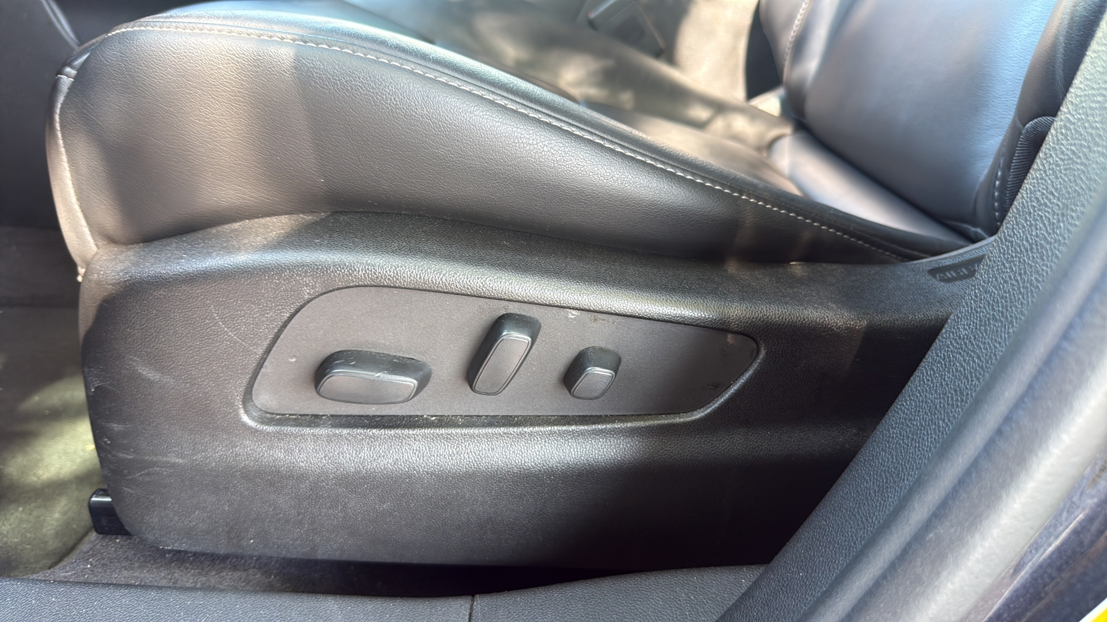 Used 2022 Cadillac XT4 Premium Luxury w/ Enhanced Visibility Package FWD image 11