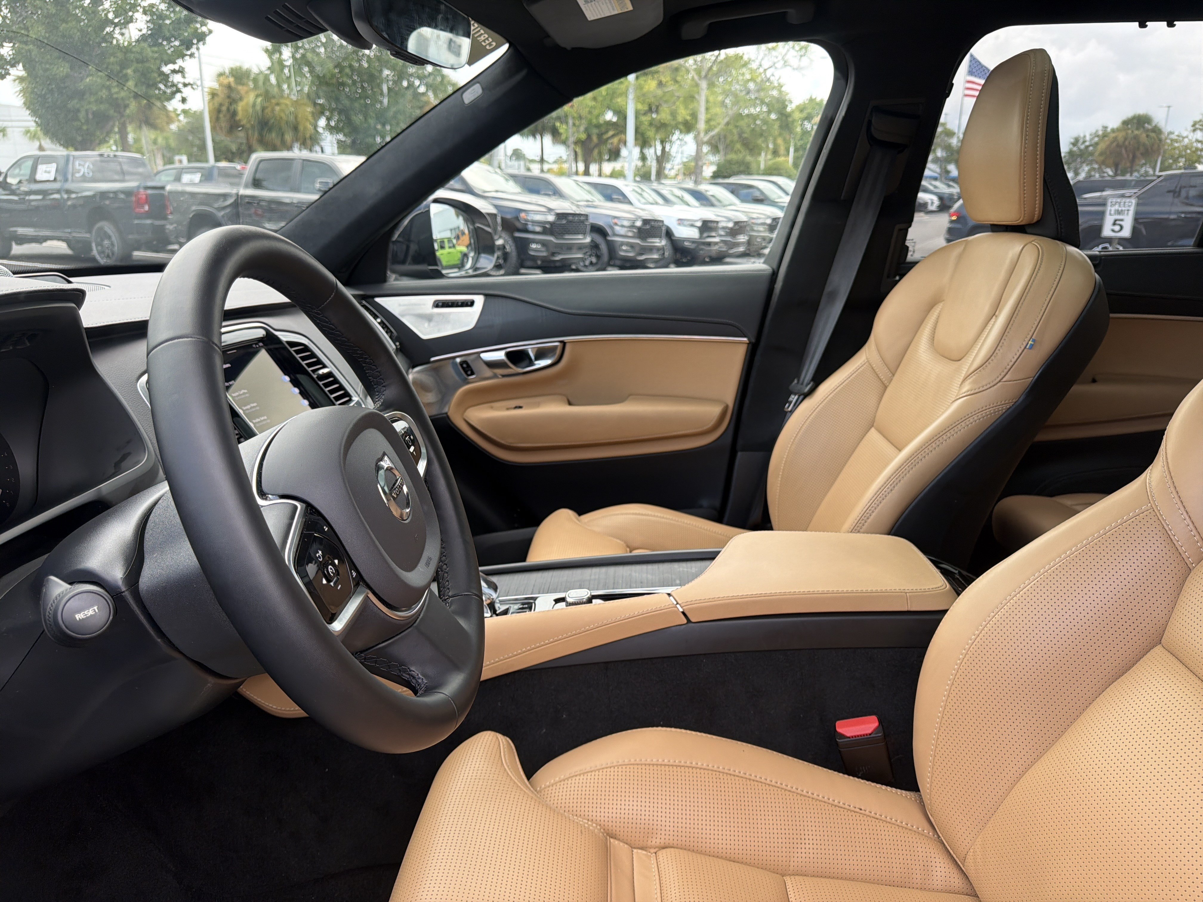 Certified 2023 Volvo XC90 B6 Ultimate w/ Lounge Package AWD/4WD image 16
