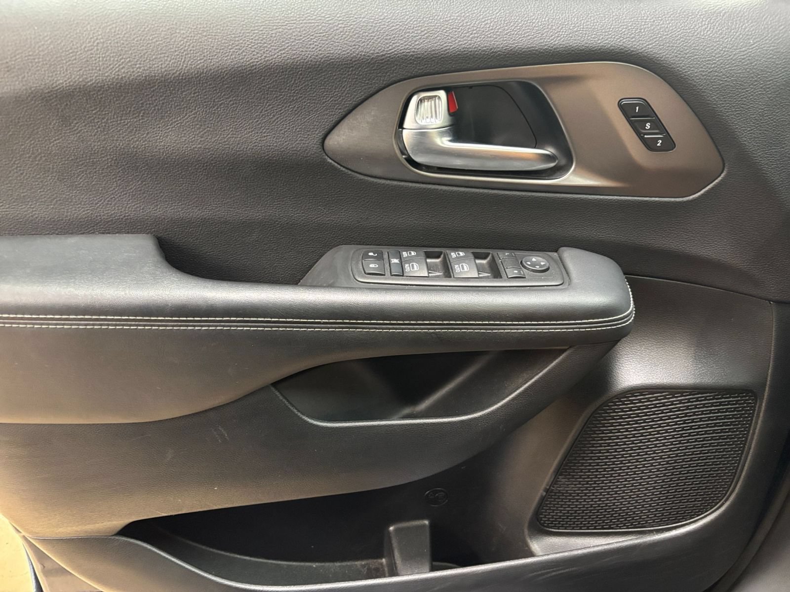 Used 2025 Chrysler Pacifica Select FWD image 18
