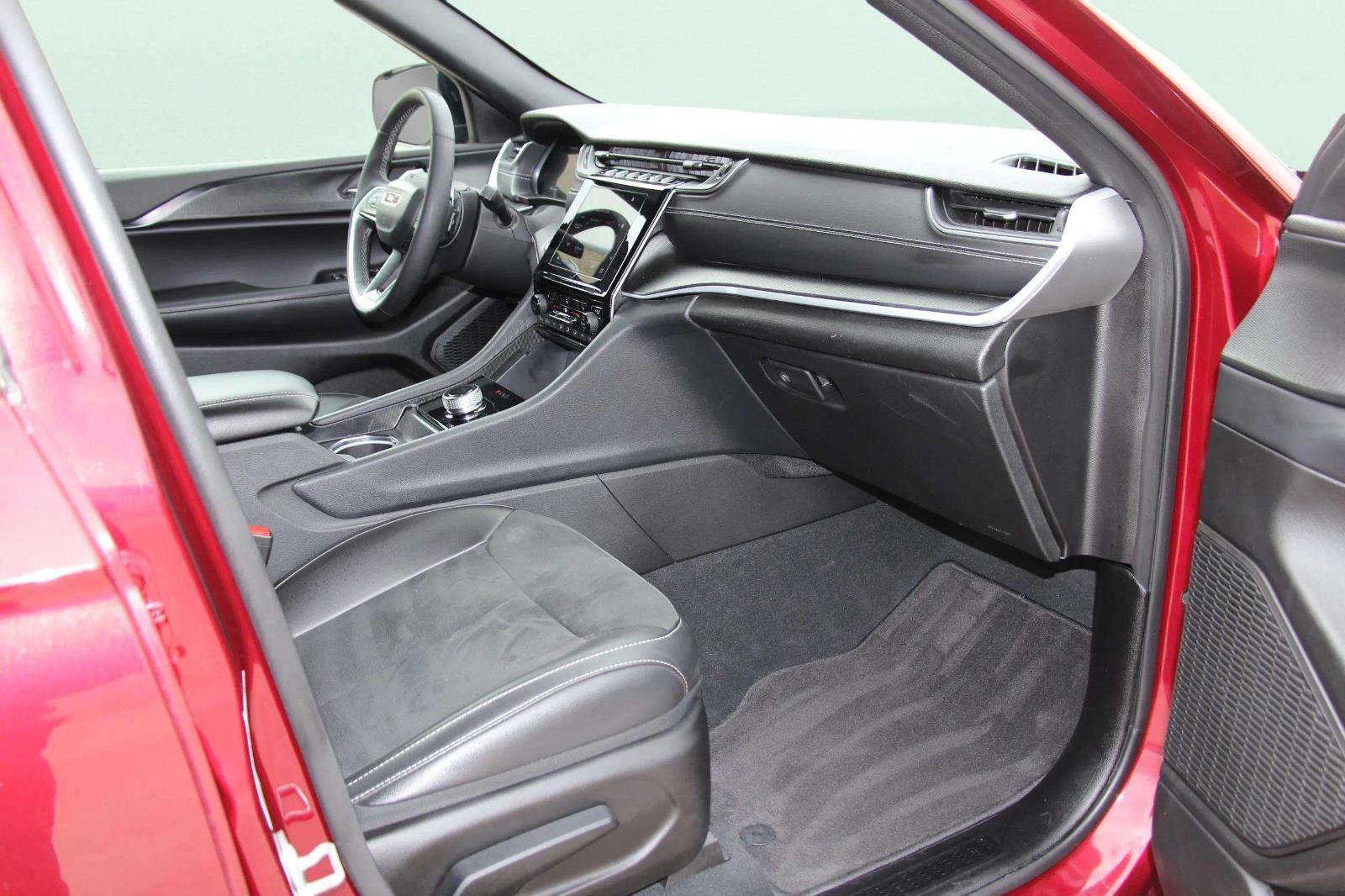 Used 2025 Jeep Grand Cherokee Altitude image 31