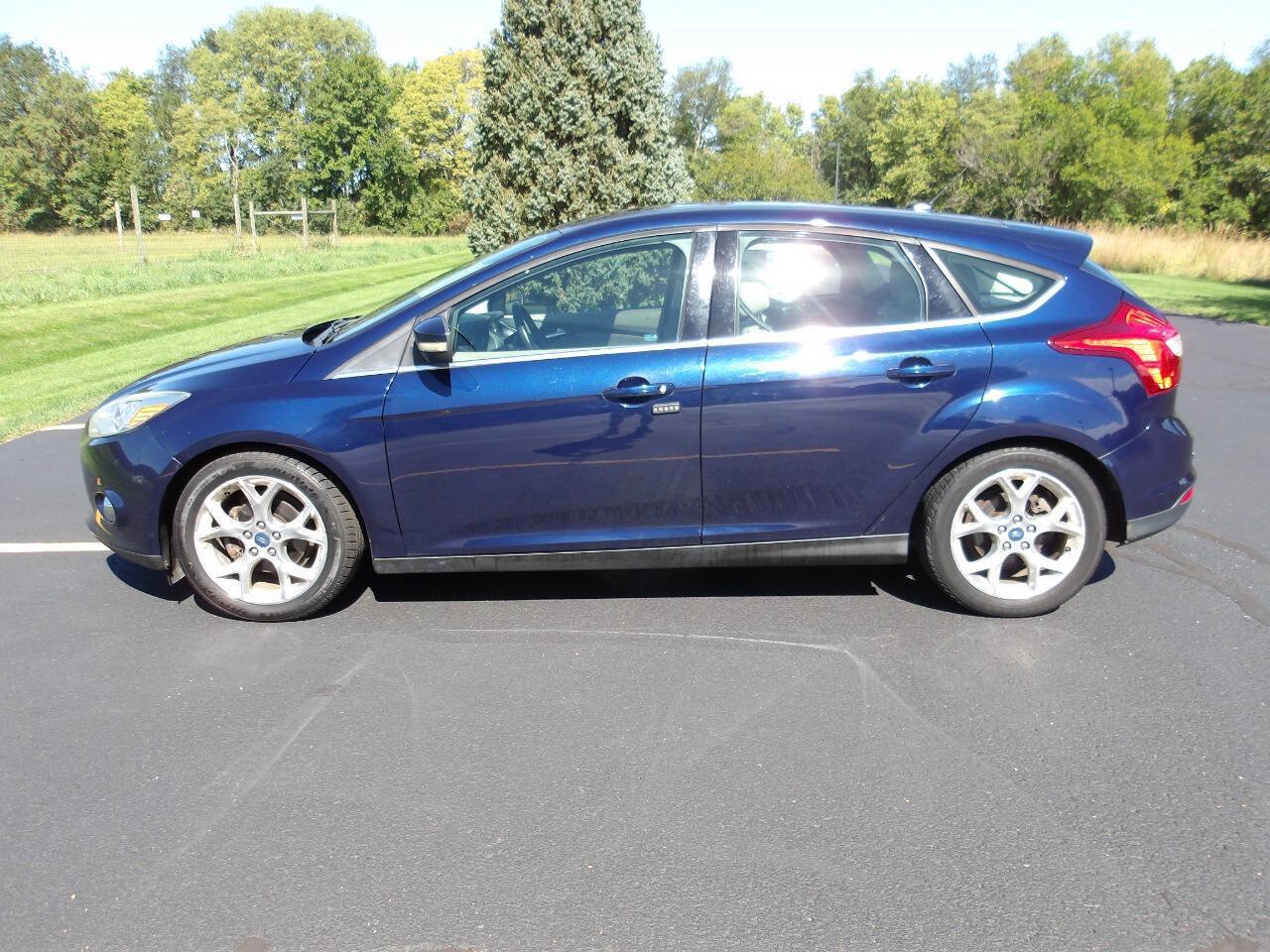 Used 2012 Ford Focus SEL FWD image 2