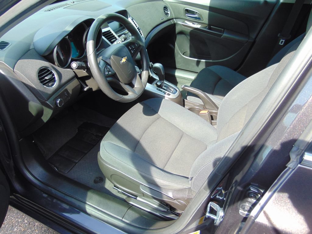 Used 2016 Chevrolet Cruze LT FWD image 2