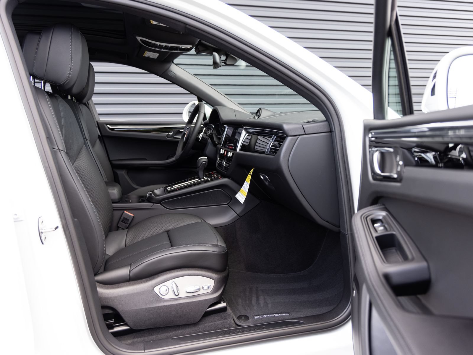 Certified 2026 Porsche Macan AWD/4WD image 32