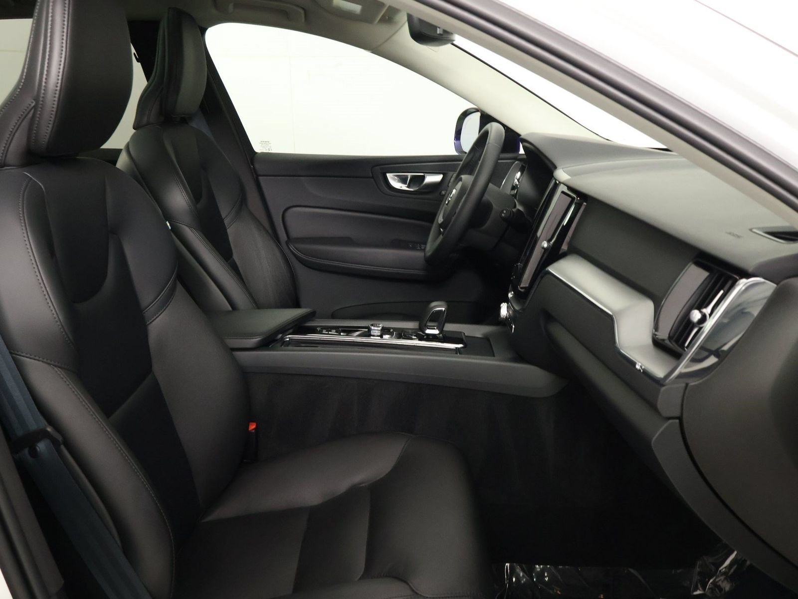 Certified 2024 Volvo XC60 B5 Core AWD/4WD image 29