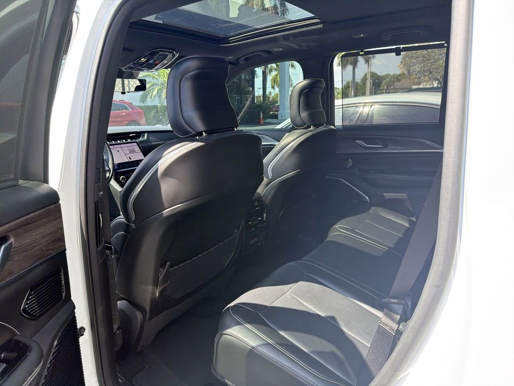 Used 2022 Jeep Grand Cherokee Overland w/ Advanced Protech Group III image 23