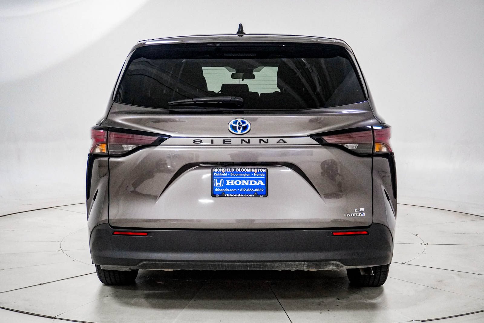 Used 2024 Toyota Sienna LE FWD image 7