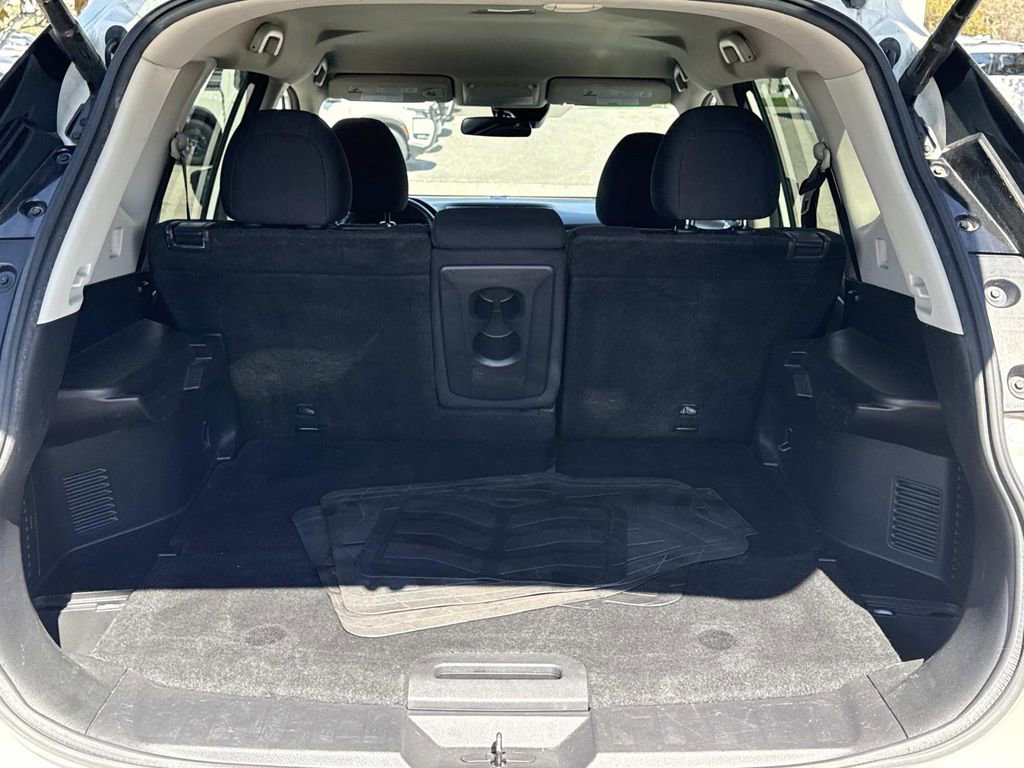 Used 2019 Nissan Rogue SV w/ Premium Package image 12